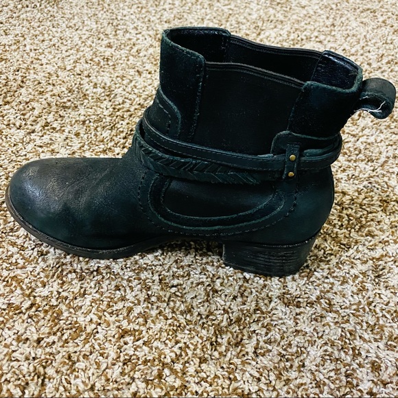 Stylish A828 Ugg Women's Size 7 Black Booties - Elevate Your Fashion - Picture 10 of 10